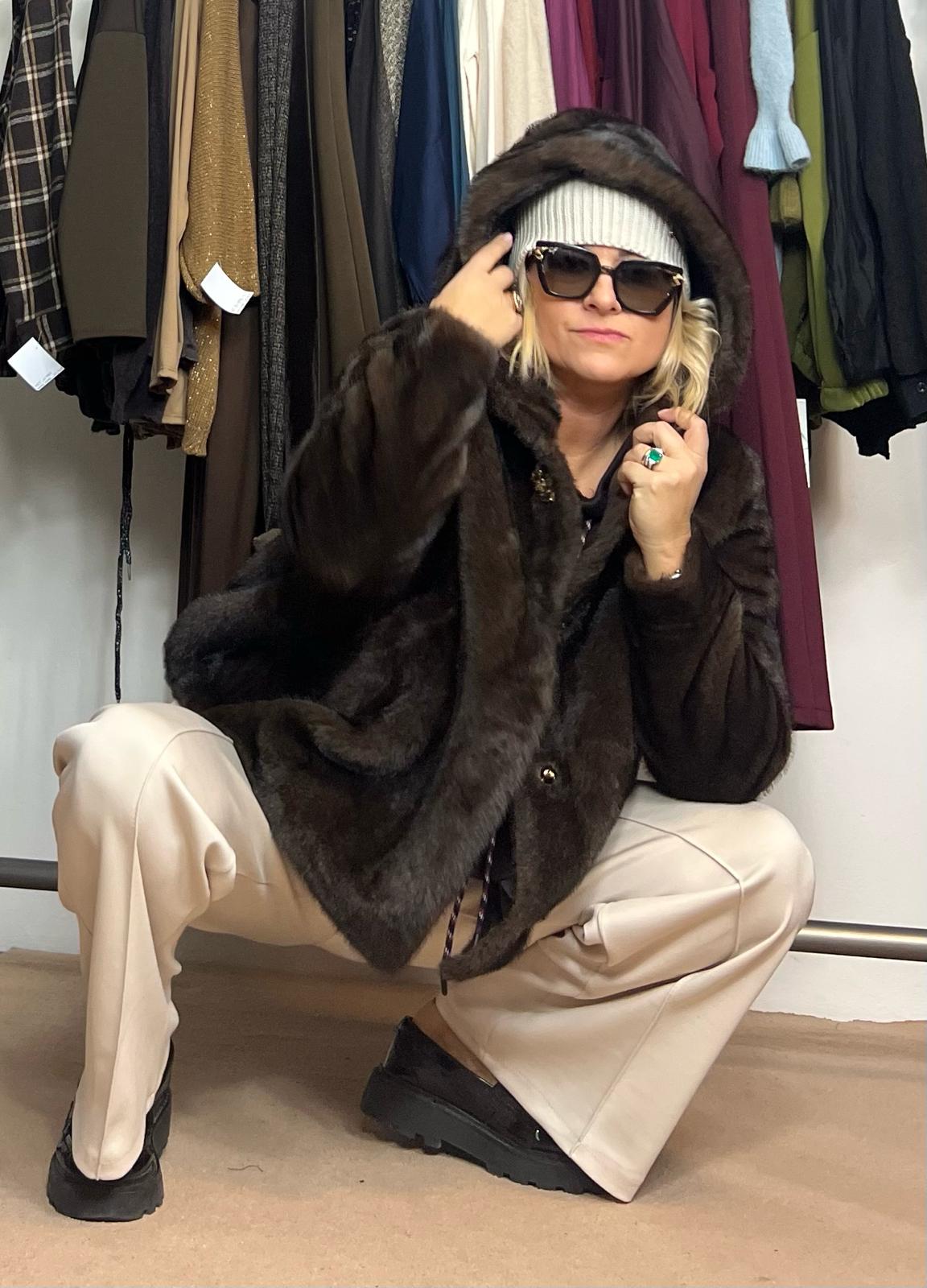 Ecofur cappuccio e bottone gioiello