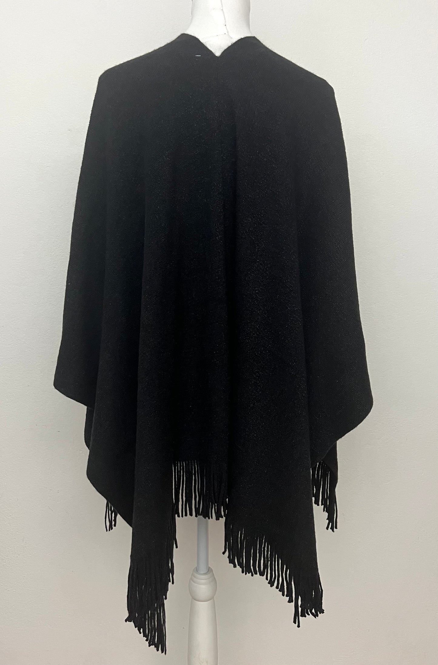 Mantella nera con frange