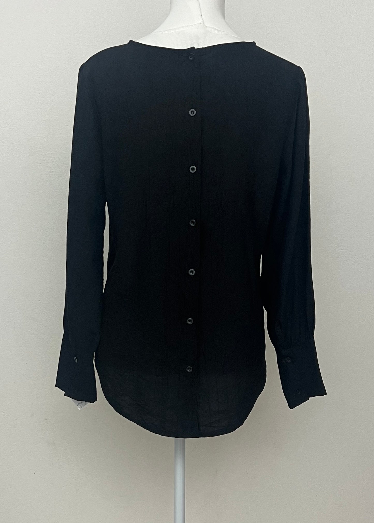 Camicia nera bottoni sul retro