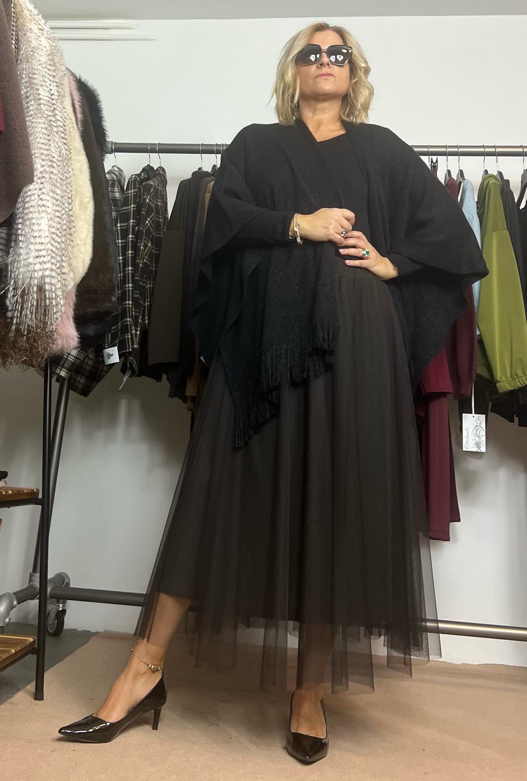 Mantella nera con frange