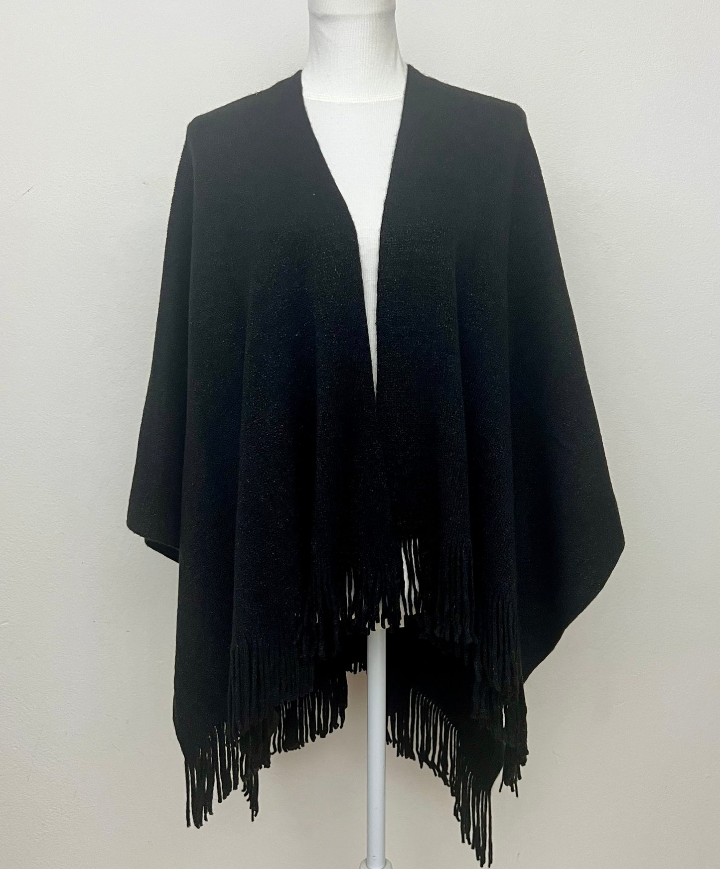 Mantella nera con frange